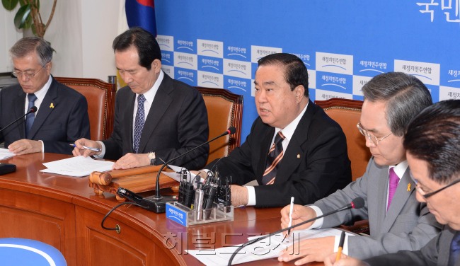 문희상 새정치민주연합 비상대책위원장이 29일 오전 국회에서 열린 비상대책위원회의에 참석하기위해 회의장에서 모두발언을 하고 있다. 이길동기자.gdlee@heraldcorp.com
문희상 새정치민주연합 비상대책위원장이 29일 오전 국회에서 열린 비상대책위원회의에 참석하기위해 회의장에서 모두발언을 하고 있다. 이길동기자.gdlee@heraldcorp.com
문희상 새정치민주연합 비상대책위원장이 29일 오전 국회에서 열린 비상대책위원회의에 참석하기위해 회의장에서 모두발언을 하고 있다. 이길동기자.gdlee@heraldcorp.com