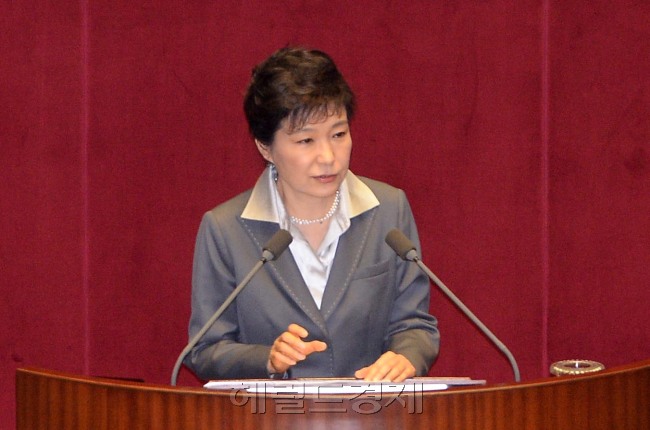 박근혜대통령이 29일 오전 국회에서  새해 예산안에 대한 시정 연설을 하고 있다.이길동기자.gdlee@heraldcorp.com
박근혜 대통령이 29일 오전 국회 본회의장에서 새해 예산안을 설명하는 시정 연설을 하고 있다. 박 대통령은 이날 시정연설을 통해 내년부터 경제혁신 3개년 계획이 시행되는 만큼 경제 활성화 관련 입법안의 조속한 처리를 요구했다.
이길동 기자/gdlee@heraldcorp.com