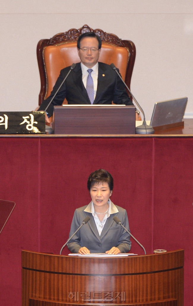 박근혜대통령이 29일 오전 국회에서  새해 예산안에 대한 시정 연설을 하고 있다.이길동기자.gdlee@heraldcorp.com
박근혜대통령이 29일 오전 국회에서  새해 예산안에 대한 시정 연설을 하고 있다.이길동기자.gdlee@heraldcorp.com