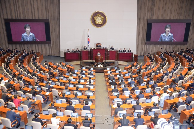 박근혜대통령이 29일 오전 국회에서  새해 예산안에 대한 시정 연설을 하고 있다.이길동기자.gdlee@heraldcorp.com
박근혜대통령이 29일 오전 국회에서  새해 예산안에 대한 시정 연설을 하고 있다.이길동기자.gdlee@heraldcorp.com