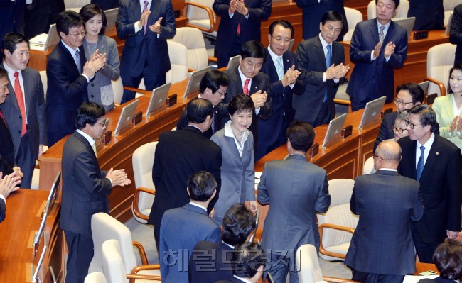 박근혜대통령이 29일 오전 국회에서  새해 예산안에 대한 시정 연설을 위해 본회의장에 입장하고 있다.이길동기자.gdlee@heraldcorp.com
박근혜대통령이 29일 오전 국회에서  새해 예산안에 대한 시정 연설을 위해 본회의장에 입장하고 있다.이길동기자.gdlee@heraldcorp.com
박근혜 대통령이 29일 오전 국회에서 새해 예산안에 대한 시정 연설을 위해 본회의장에 입장하고 있다. 여야 국회의원이 기립한 가운데 본회의장에 들어선 박 대통령은 ‘경제’를 59회, ‘안전’을 19회나 언급하는 등 경제 활성화와 비정상의 정상화를 위한 적폐 청산을 요구했다.  이길동 기자/gdlee@heraldcorp.com