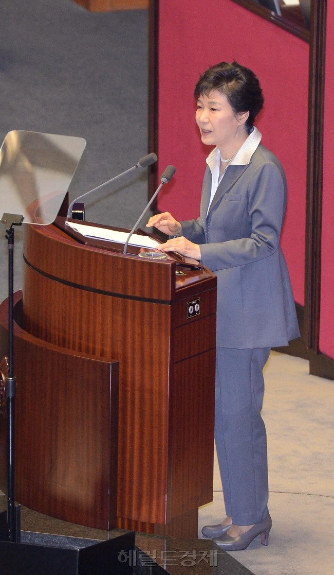 박근혜대통령이 29일 오전 국회에서  새해 예산안에 대한 시정 연설을 하고 있다.이길동기자.gdlee@heraldcorp.com
박근혜대통령이 29일 오전 국회에서  새해 예산안에 대한 시정 연설을 하고 있다.이길동기자.gdlee@heraldcorp.com