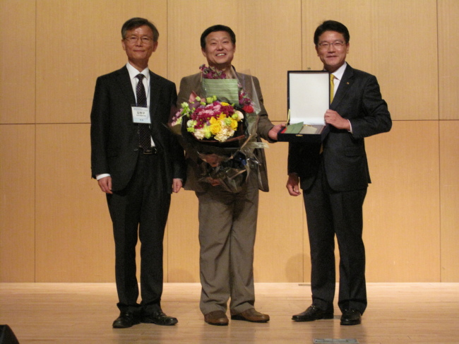 '제 11회 오뚜기 학술상'을 수상한 전유진 제주대 교수(가운데)가 한국식품영양과학회 김현구 회장(왼쪽), 정병상 오뚜기 연구소장과 함께 수상의 기쁨을 나누고 있다
'제 11회 오뚜기 학술상'을 수상한 전유진 제주대 교수(가운데)가 한국식품영양과학회 김현구 회장(왼쪽), 정병상 오뚜기 연구소장과 함께 수상의 기쁨을 나누고 있다
'제 11회 오뚜기 학술상'을 수상한 전유진 제주대 교수(가운데)가 한국식품영양과학회 김현구 회장(왼쪽), 정병상 오뚜기 연구소장과 함께 수상의 기쁨을 나누고 있다