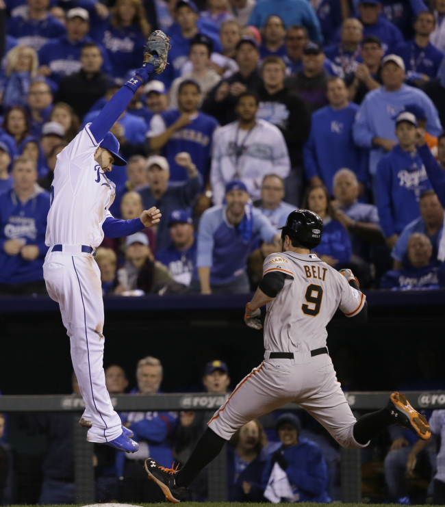 Kansas City Royals first baseman Eric Hosmer leaps to make a catch on the throw as the San Francisco Giants’ Brandon Belt runs out a single on Tuesday.    AP-Yonhap
