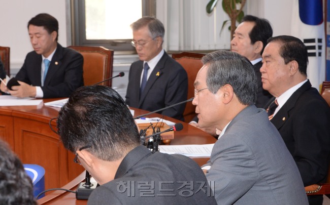 우윤근 새정치민주연합 원내대표가 29일 오전 국회에서 열린 비상대책위원회의에 참석하기위해 회의장에서 모두발언을 하고 있다. 이길동기자.gdlee@heraldcorp.com