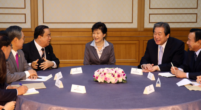 President Park Geun-hye speaks with leaders of the ruling and main opposition parties at the National Assembly on Wednesday. From left: New Politics Alliance for Democracy floor leader Rep. Woo Yoon-keun, NPAD interim leader Rep. Moon Hee-sang, Park, Saenuri Party leader Rep. Kim Moo-sung and floor leader Rep. Lee Wan-koo.   Yonhap