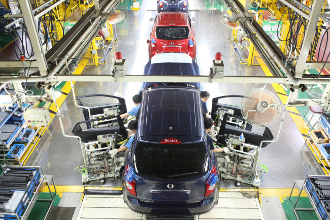 Factory workers inspect vehicles at an assembly line of Ssangyong Motor’s production plant in Pyeongtaek, Gyeonggi Province.   Ssangyong Motor