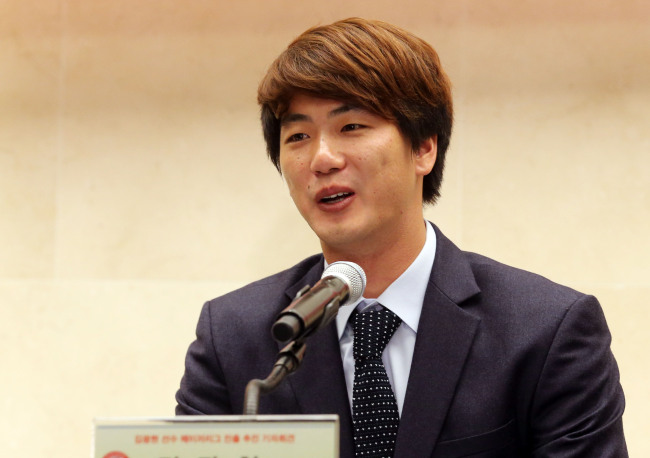 <YONHAP PHOTO-1373> 김광현 메이저리그 진출 추진 기자회견 (서울=연합뉴스) 최재구 기자 = SK와이번스 김광현이 29일 서울 마포구 상암동 스탠포드호텔에서 열린 본인의 메이저리그 진출 추진 기자회견에서 기자의 질문에 답하고 있다. 2014.10.29 jjaeck9@yna.co.kr/2014-10-29 15:06:21/ <저작권자 ⓒ 1980-2014 ㈜연합뉴스. 무단 전재 재배포 금지.>
Kim Kwang-hyun.   Yonhap