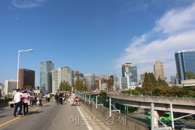 The Seoul Station overpass (Moon Young-gyu/The Herald Business)