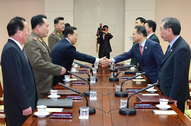 South Korean delegates (right) meet their North Korean counterparts during inter-Korean high-level contacts at the truce village of Panmunjeom in February.  (Yonhap)