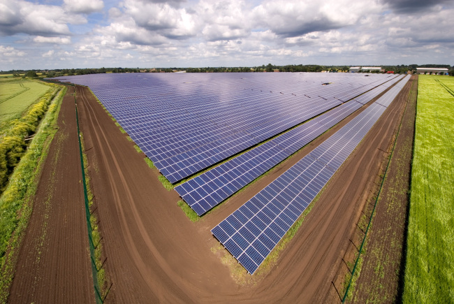 한화큐셀이 건설한 영국 케임브리지 스토브리지 24.3MW 태양광 발전소.  [한화그룹]
한화큐셀이 건설한 영국 케임브리지 스토브리지 24.3MW 태양광 발전소.  [한화그룹]