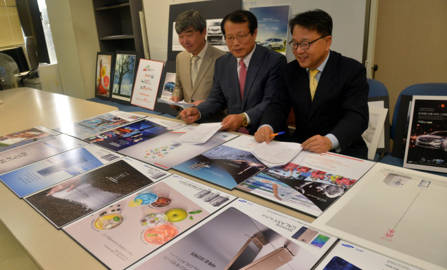 헤럴드 광고 심사<br />김명섭 기자 msiron@heraldcorp.com
The members of The Korea Herald Advertising Awards Board review the candidates for this year’s awards at Herald Corp.’s head office in Seoul. From left:
Yoo Chang-jo, Dongguk University professor, Sim Jae-ik, Korea Herald ad director, and Park Heung-su, Yonsei University professor.   Kim Myung-sub/The Korea  Herald