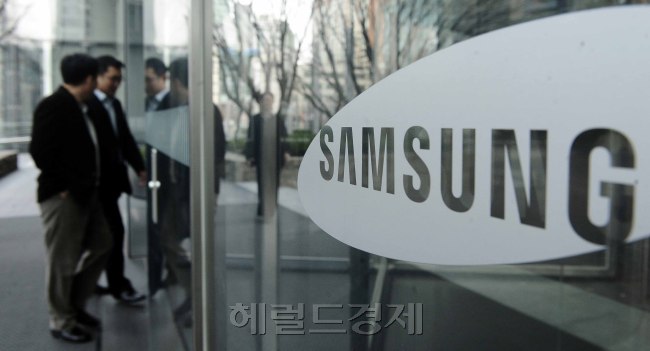 삼성전자가 매출 47조4500원ㆍ영업이익 4조600억원의 3분기 연결기준 확정실적을 30일 발표했다. 스마트폰 실적 부진 등의 여파로 지난해 3분기 기록한 사상 최대 영업이익(10조1600억원ㆍ매출 59조800억원)이 1년 만에 60%나 감소했다. 사진은 서울 서초구 삼성전자 서초사옥.   [헤럴드경제DB]