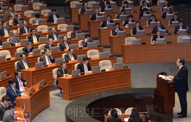 김무성 새누리당대표가 30일 오전 국회 정기회 본회의에서 교섭단체 대표 연설을 하고 있다.이길동기자.gdlee@heraldcorp.com
김무성 새누리당대표가 30일 오전 국회 정기회 본회의에서 교섭단체 대표 연설을 하고 있다.이길동기자.gdlee@heraldcorp.com