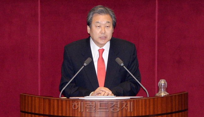 김무성 새누리당대표가 30일 오전 국회 정기회 본회의에서 교섭단체 대표 연설을 하고 있다.이길동기자.gdlee@heraldcorp.com
김무성 새누리당대표가 30일 오전 국회 정기회 본회의에서 교섭단체 대표 연설을 하고 있다.이길동기자.gdlee@heraldcorp.com
김무성 새누리당 대표가 30일 국회 본회의장에서 교섭단체 대표연설을 하고 있다. 이어 문희상 새정치민주연합 비상대책위원장도 교섭단체 대표연설에 나서 목소리를 높이고 있다. 김 대표는 각계의 고통분담을 통한 사회적 대타협 운동을 강조했으며, 문 위원장은 분권적 대통령제로의 전환 논의를 위한 ‘개헌 특별위원회’ 구성을 제안했다.  이길동 기자/gdlee@