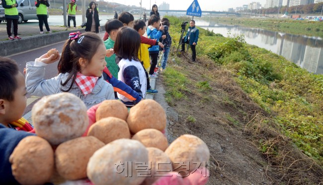 광진구는 30일 오전 중랑천 체육공원에서 광진 녹색거리 한마당 행사를 갖고 아이들이 하천을 정화하는 EM흙공을 던지고 있다.<br />김명섭 기자 msiron@heraldcorp.com
광진구는 30일 오전 중랑천 체육공원에서 광진 녹색거리 한마당 행사를 갖고 아이들이 하천을 정화하는 EM흙공을 던지고 있다.
김명섭 기자 msiron@heraldcorp.com
광진구는 30일 오전 중랑천 체육공원에서 광진 녹색거리 한마당 행사를 갖고 아이들이 하천을 정화하는 EM흙공을 던지고 있다.
김명섭 기자 msiron@heraldcorp.com