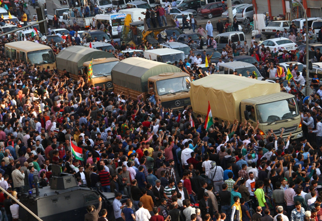 People cheer a group of Iraqi Kurdish peshmerga troops as they arrive in Mardin, southeastern Turkey, Wednesday.   AP-Yonhap
