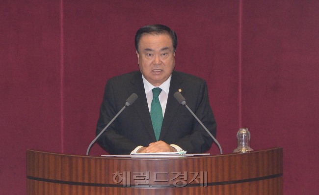 문희상 새정치민주연합 비상대책위원장이 30일 오전 국회 정기회 본회의에서 교섭단체 대표 연설을 하고 있다.이길동기자.gdlee@heraldcorp.com
문희상 새정치민주연합 비상대책위원장이 30일 오전 국회 정기회 본회의에서 교섭단체 대표 연설을 하고 있다.이길동기자.gdlee@heraldcorp.com
