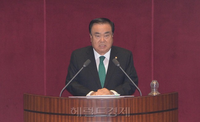 문희상 새정치민주연합 비상대책위원장이 30일 오전 국회 정기회 본회의에서 교섭단체 대표 연설을 하고 있다.이길동기자.gdlee@heraldcorp.com