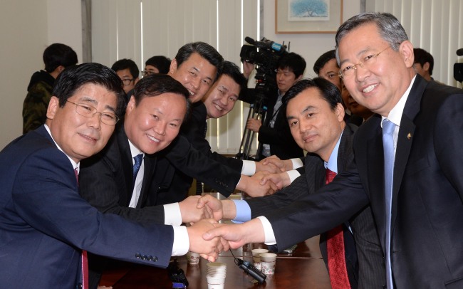 여야 양당 정부조직법 TF 소속 의원들이 30일 국회 운영위 소회의실에서 만나 국가안전처 신설 문제 등 주요 현안 논의에 앞서 악수를 하고 있다.이길동기자.gdlee@heraldcorp.com
여야 양당 정부조직법 TF 소속 의원들이 30일 국회 운영위 소회의실에서 만나 국가안전처 신설 문제 등 주요 현안 논의에 앞서 악수를 하고 있다.이길동기자.gdlee@heraldcorp.com