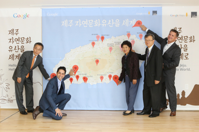 Google Cultural Institute director Amit Sood (second from left) poses with Jejudo and Google officials in front of an island map at an event promoting photographs of Jejudo’s historic sites and artifacts at the Jeju World Natural Heritage Center on Thursday.   Google
