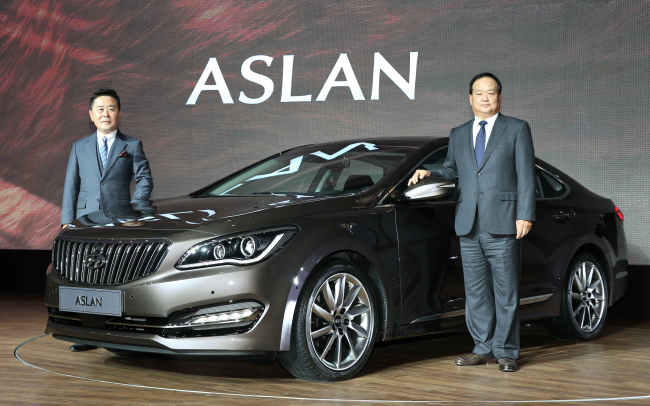 Hyundai Motor president Kim Choong-ho (right) and executive vice president and domestic sales chief Kwak Jin pose during the launching event of the Hyundai Aslan at the Dongdaemum Design Plaza in Seoul on Thursday.   Hyundai Motor