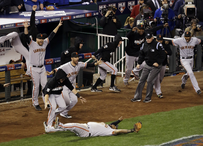 <YONHAP PHOTO-0958> San Francisco Giants' Pablo Sandoval celebrates after catching the final out in the ninth inning of Game 7 of baseball's World Series against the Kansas City Royals Wednesday, Oct. 29, 2014, in Kansas City, Mo. (AP Photo/Jeff Roberson)/2014-10-30 14:05:06/ <저작권자 ⓒ 1980-2014 ㈜연합뉴스. 무단 전재 재배포 금지.>
San Francisco Giants third baseman Pablo Sandoval celebrates after catching the final out of Game 7.   AP-Yonhap