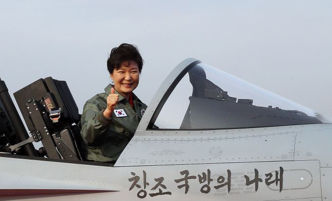 President Park Geun-hye gives a thumbs up during a ceremony marking the first operational deployment of the indigenous light attack fighter FA-50 at the Air Force’s 8th Fighter Wing in Wonju, Gangwon Province, Thursday.   Yonhap