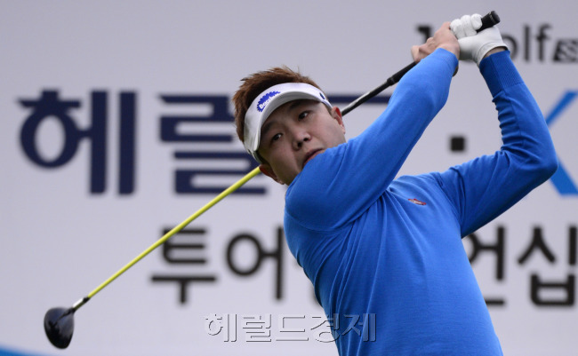[헤럴드경제=제주ㆍ박해묵 기자] 2014 한국프로골프(KPGA) 코리안투어 헤럴드ㆍKYJ 투어챔피언십이 30일부터 나흘간 제주 서귀포시 롯데스카이힐 골프장 힐ㆍ오션 코스(파72ㆍ6989야드)에서 펼쳐지는 가운데 정지호 선수가 30일 오전 1라운드 1번홀에서 드라이버 티샷을 하고 있다.
[헤럴드경제=제주ㆍ박해묵 기자] 2014 한국프로골프(KPGA) 코리안투어 헤럴드ㆍKYJ 투어챔피언십이 30일부터 나흘간 제주 서귀포시 롯데스카이힐 골프장 힐ㆍ오션 코스(파72ㆍ6989야드)에서 펼쳐지는 가운데 정지호 선수가 30일 오전 1라운드 1번홀에서 드라이버 티샷을 하고 있다.