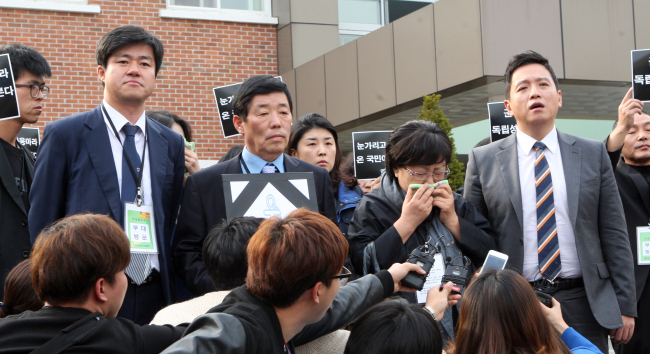 Family members of Pfc Yun hold a news conference after a military court’s verdict on a sergeant who beat him to death.  (Yonhap)
