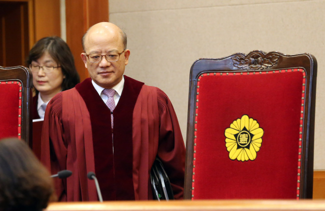 Constitutional Court president Park Han-chul enters a court room on Thursday.  (Yonhap)