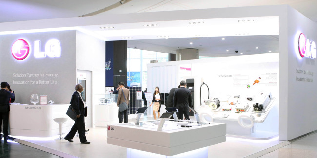 Visitors look at a smart grid solution by LG Corp. during the Conference of Electric Power Supply Industry, a biannual international energy industry conference, on Jejudo Island on Monday.   LG Corp.