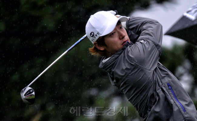 [헤럴드경제=제주ㆍ박해묵 기자] 2014 한국프로골프(KPGA) 코리안투어 헤럴드ㆍKYJ 투어챔피언십이 30일부터 나흘간 제주 서귀포시 롯데스카이힐 골프장 힐ㆍ오션 코스(파72ㆍ6989야드)에서 펼쳐지는 가운데 김태훈 선수가 31일 오전 2라운드 11번홀에서 드라이버 티샷을 하고 있다.
김태훈이 31일 제주 서귀포시 롯데스카이힐제주CC에서 열린 헤럴드·KYJ 투어챔피언십 2라운드에서 호쾌한 티샷을 날리고 있다.   제주=박해묵 기자/mook@