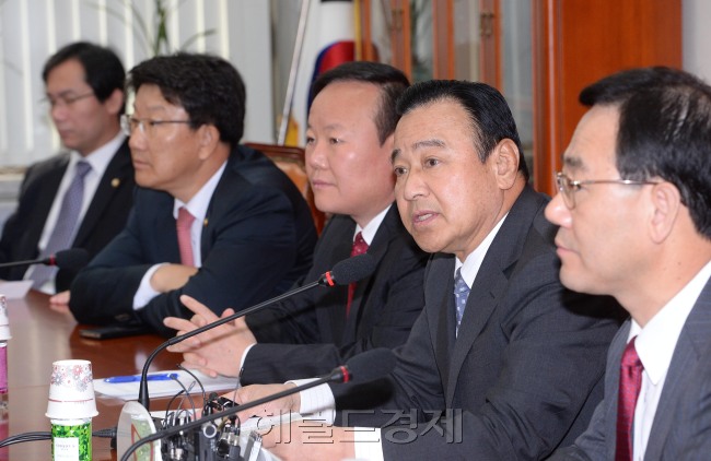 이완구 새누리당 원내대표(오른쪽두번째)가  31일 오전 국회에서 열린 상임위원장,간사단 연석회의에 참석해 모두발언을 하고 있다.이길동기자.gdlee@heraldcorp.com
이완구 새누리당 원내대표(오른쪽두번째)가  31일 오전 국회에서 열린 상임위원장,간사단 연석회의에 참석해 모두발언을 하고 있다.이길동기자.gdlee@heraldcorp.com
이완구 새누리당 원내대표(오른쪽두번째)가  31일 오전 국회에서 열린 상임위원장,간사단 연석회의에 참석해 모두발언을 하고 있다.이길동기자.gdlee@heraldcorp.com