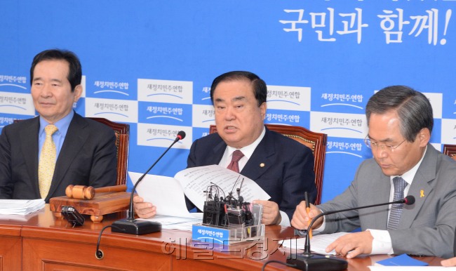 문희상 새정치민주연합 비상대책위원장이 31일 오전 국회에서 열린 확대간부회의에서 모두발언을 하고 있다.이길동기자.gdlee@heraldcorp.com
문희상 새정치민주연합 비상대책위원장이 31일 오전 국회에서 열린 확대간부회의에서 모두발언을 하고 있다.이길동기자.gdlee@heraldcorp.com
문희상 새정치민주연합 비상대책위원장이 31일 오전 국회에서 열린 확대간부회의에서 모두발언을 하고 있다.이길동기자.gdlee@heraldcorp.com