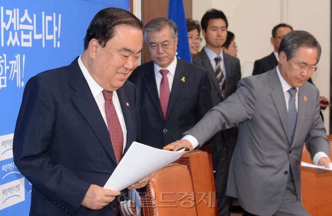 문희상 새정치민주연합 비상대책위원장(왼쪽)이 31일 오전 국회에서 열린 확대간부회의에 참석하기위해 회의장에 들어오고 있다.이길동기자.gdlee@heraldcorp.com
문희상 새정치민주연합 비상대책위원장(왼쪽)이 31일 오전 국회에서 열린 확대간부회의에 참석하기위해 회의장에 들어오고 있다.이길동기자.gdlee@heraldcorp.com
문희상(왼쪽 첫번째) 새정치민주연합 비상대책위원장이 31일 오전 국회에서 열린 확대간부회의에 참석하기위해 밝은 표정으로 회의장에 들어오고 있다. 문 위원장은 전날 선거구 조정 관련 헌재 판결을 언급하며 “차제에 승자독식의 소선거구제가 초래하는 지역구도를 완화하고 약화되는 지역대표성 보완을 위해 권역별 정당명부 비례대표제 도입을 제안한다”고 말했다.  이길동 기자/gdlee@