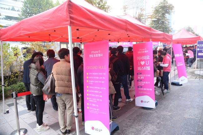 31일 서울 강남의 신논현역 인근 LG유플러스 서초직영점. 아이폰6 론칭행사에 200여명이 넘는 인파들로 북새통을 이루고 있었다. 애플의 최신 스마트폰 아이폰6와 아이폰6+를 구매하기 위한 장사진이다. 박현구 기자phko@heraldcorp.com