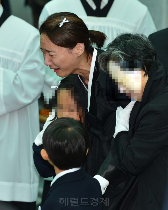 故신해철 발인이 10월 31일 오전 9시 서울 송파구 풍납동 아산병원 장례식장에서 진행됐다.<br /><br />이날 신해철의 발인이 진행되고 있다.<br /><br />한편 이날 발인 중 신해철 영결식에서 서태지가 추도사를 낭독했으며 발인 후 운구는 신해철이 몸담은 밴드 N.EX.T(넥스트) 멤버들과 유족들이 맡는다.<br /><br />운구 행렬은 신해철의 작업실인 성남시 분당구 수내동 및 신해철 자택을 지난다. 이어 서울 서초구 원지동 서울추모공원서 화장된 뒤 경기도 안성시 유토피아추모관에 유해가 안치될 예정이다. <br /><br />윤병찬기자/yoon4698@heraldcorp.com