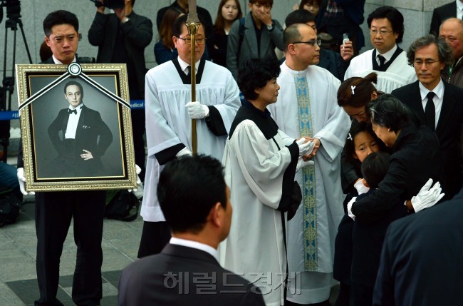 故신해철 발인이 10월 31일 오전 9시 서울 송파구 풍납동 아산병원 장례식장에서 진행됐다.<br />　<br />　이날 신해철의 발인이 진행되고 있다.<br />　<br />　한편 이날 발인 중 신해철 영결식에서 서태지가 추도사를 낭독했으며 발인 후 운구는 신해철이 몸담은 밴드 N.EX.T(넥스트) 멤버들과 유족들이 맡는다.<br />　<br />　운구 행렬은 신해철의 작업실인 성남시 분당구 수내동 및 신해철 자택을 지난다. 이어 서울 서초구 원지동 서울추모공원서 화장된 뒤 경기도 안성시 유토피아추모관에 유해가 안치될 예정이다. <br />　<br />　윤병찬기자/yoon4698@heraldcorp.com
