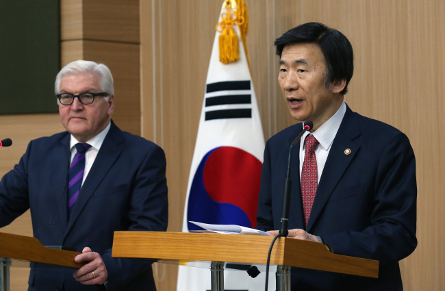 Seoul’s Foreign Minister Yun Byung-se (right) speaks during a press conference with his German counterpart Frank-Walter Steinmeier at the central government building in Seoul on Friday.   Yonhap