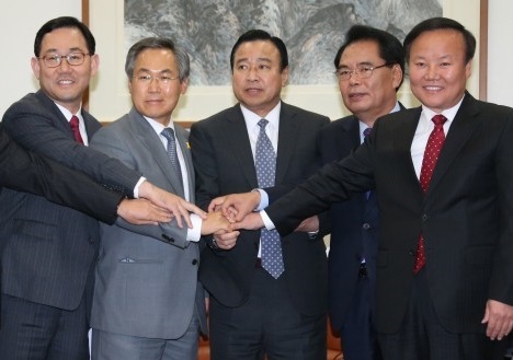 Lawmakers from Korea`s main parties pose for a photo after reaching an agreement on the special Sewol bill and two related bills at the National Assembly on Friday.
Yonhap