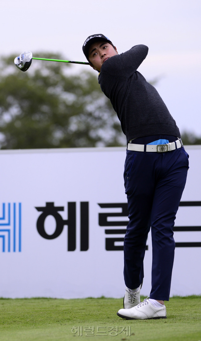 [헤럴드경제=제주ㆍ박해묵 기자] 2014 한국프로골프(KPGA) 코리안투어 헤럴드ㆍKYJ 투어챔피언십이 30일부터 나흘간 제주 서귀포시 롯데스카이힐 골프장 힐ㆍ오션 코스(파72ㆍ6989야드)에서 펼쳐지는 가운데 정지호 선수가 30일 오전 1라운드 10번홀에서 드라이버 티샷을 하고 있다.
[헤럴드경제=제주ㆍ박해묵 기자] 2014 한국프로골프(KPGA) 코리안투어 헤럴드ㆍKYJ 투어챔피언십이 30일부터 나흘간 제주 서귀포시 롯데스카이힐 골프장 힐ㆍ오션 코스(파72ㆍ6989야드)에서 펼쳐지는 가운데 정지호 선수가 30일 오전 1라운드 10번홀에서 드라이버 티샷을 하고 있다.