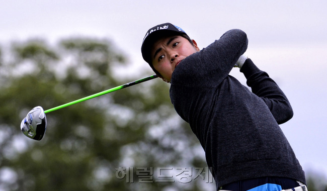 [헤럴드경제=제주ㆍ박해묵 기자] 2014 한국프로골프(KPGA) 코리안투어 헤럴드ㆍKYJ 투어챔피언십이 30일부터 나흘간 제주 서귀포시 롯데스카이힐 골프장 힐ㆍ오션 코스(파72ㆍ6989야드)에서 펼쳐지는 가운데 정지호 선수가 30일 오전 1라운드 10번홀에서 드라이버 티샷을 하고 있다.
[헤럴드경제=제주ㆍ박해묵 기자] 2014 한국프로골프(KPGA) 코리안투어 헤럴드ㆍKYJ 투어챔피언십이 30일부터 나흘간 제주 서귀포시 롯데스카이힐 골프장 힐ㆍ오션 코스(파72ㆍ6989야드)에서 펼쳐지는 가운데 정지호 선수가 30일 오전 1라운드 10번홀에서 드라이버 티샷을 하고 있다.
