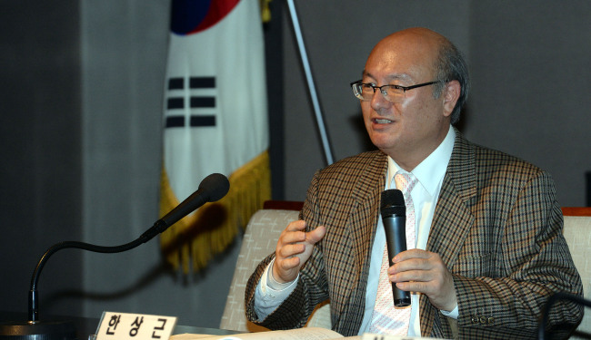 Hahn Sang-geun, a professor at KAIST’s Graduate School of Information Security, speaks at a seminar on the security of student data Friday in Seoul.   Ahn Hoon/The Korea Herald
