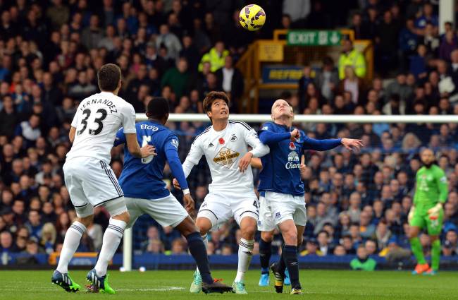 Swansea City’s Ki Sung-yueng (center) and Everton’s Steven Naismith jostle for the ball on Saturday.
AFP-Yonhap