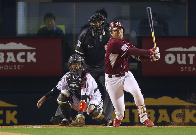 <YONHAP PHOTO-1142> 적시타 쳐내는 강정호 (서울=연합뉴스) 김도훈 기자 = 31일 서울 잠실야구장에서 열린 프로야구 플레이오프 4차전 LG 트윈스 대 넥센 히어로즈 경기. 1회초 1사 만루 때 넥센 강정호가 3루수 왼쪽으로 뻗는 1타점 적시타를 쳐내고 있다. 2014.10.31 superdoo82@yna.co.kr/2014-10-31 18:50:33/ <저작권자 ⓒ 1980-2014 ㈜연합뉴스. 무단 전재 재배포 금지.>
Nexen’s Kang Jung-ho set a league single-season record for a shortstop with 40 home runs.   Yonhap