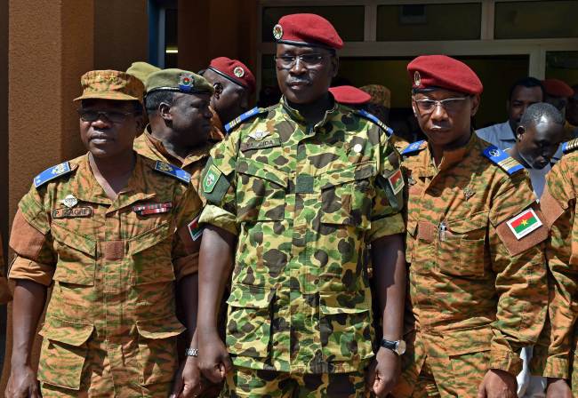 Burkina Faso’s Lt. Col. Yacouba Isaac Zida (center) poses after a meeting with the country’s military commanders at the military headquarters in Ouagadougou on Saturday.   AFP-Yonhap