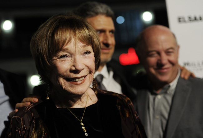 Shirley MacLaine, a cast member in “Elsa & Fred,” poses with producers Jose Levy (center), and Ed Saxon at the premiere of the film at Sundance Cinemas in West Hollywood, California, Oct. 28.   AP-Yonhap