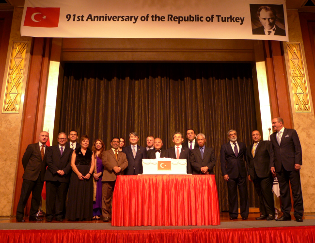 Turkish and Korean diplomats stand together for the 91st anniversary of the Republic of Turkey at a reception at Lotte Hotel in Seoul on  Oct. 29.   Joel Lee/The Korea Herald