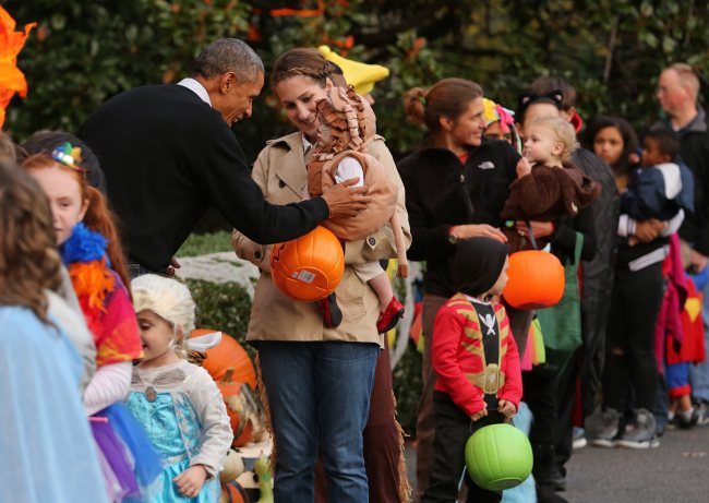 U.S. President Barack Obama greets trick-or-treaters on the South Lawn of the White House on Halloween, in Washington, D.C., Friday.   EPA-Yonhap